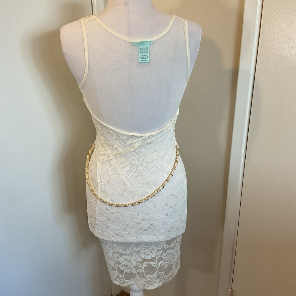 Diva Apparel Ivory Floral Lace Dress Size Small Sheer Neckline Gold Chain Belt - Picture 7 of 8